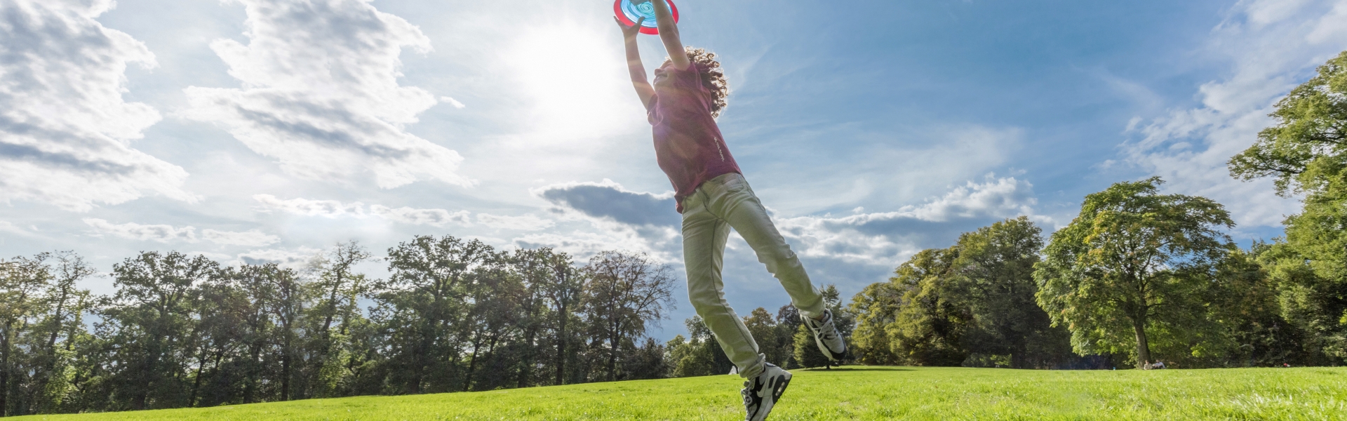 Dreng fanger frisbee